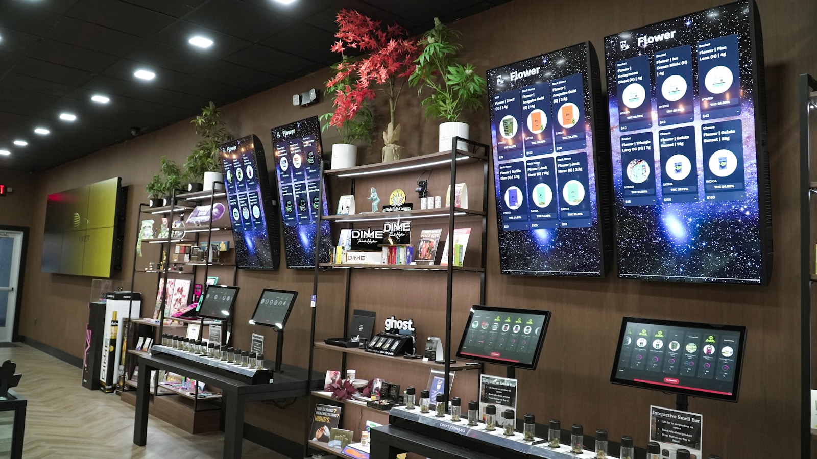 Retail environment with multiple digital display screens